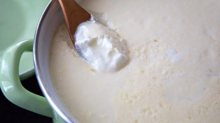 Yoğurdun üzerindeki sıvı doğal ve protein açısından değerli